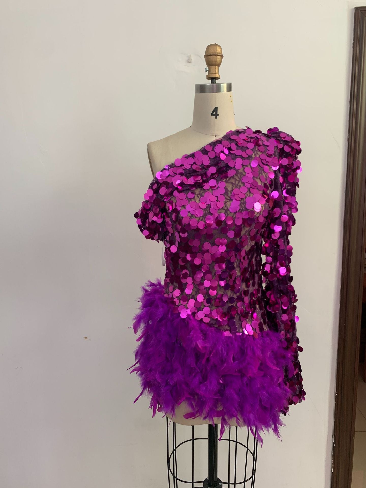 Purple Sequined Feather Skirt One-shoulder Sleeve Short Dress Luxury Party Stage Performance Dress - kinko
